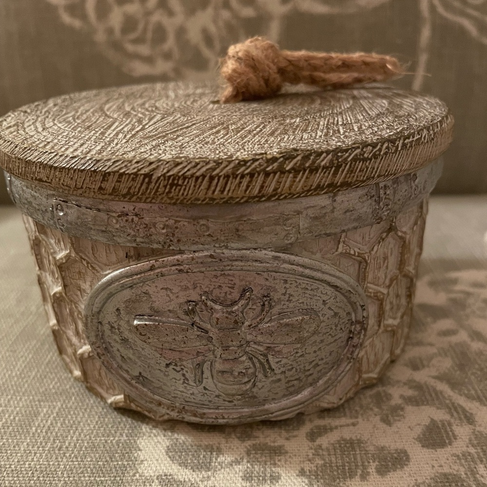 Cute little bee 🐝 holder, farmhouse decor